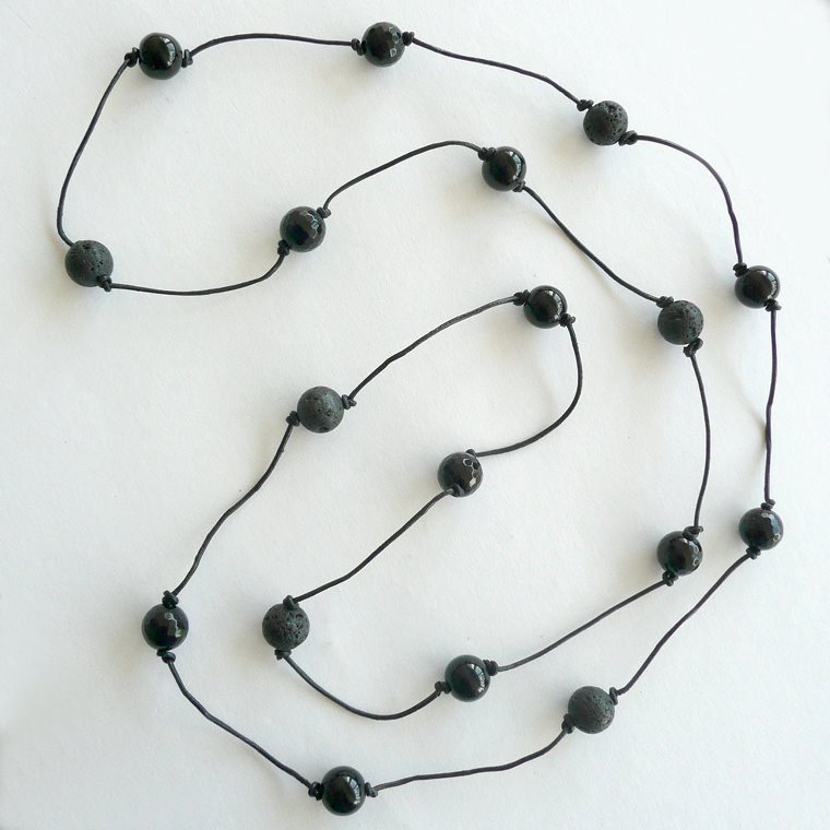 Halskæde i lædersnor med sort lava, onyks og agat
