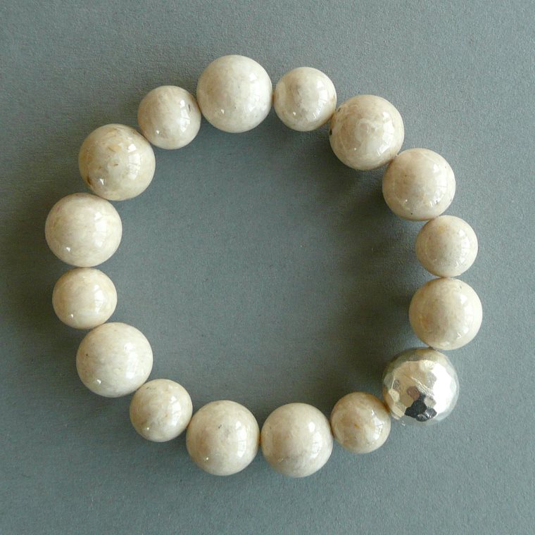 Armbånd med råhvide fossil perler og håndlavet sølvperle